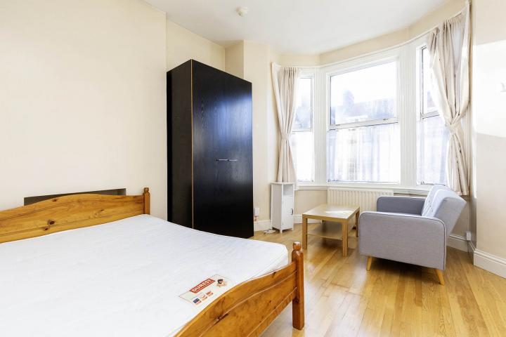 			Studio Apartment, 1 bath, 1 reception Studio			 Callcott Road, KILBURN